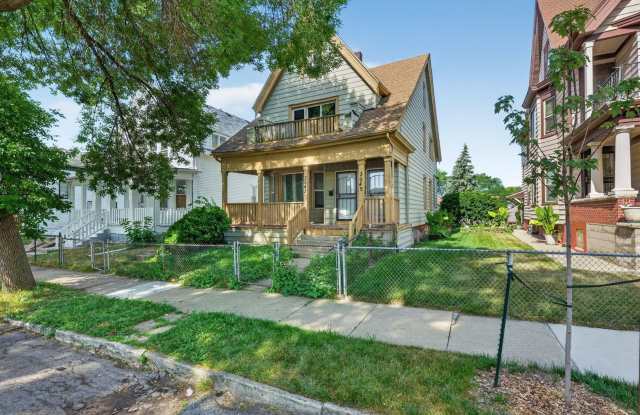 2 Bedroom Upper Unit Across from Rose Park