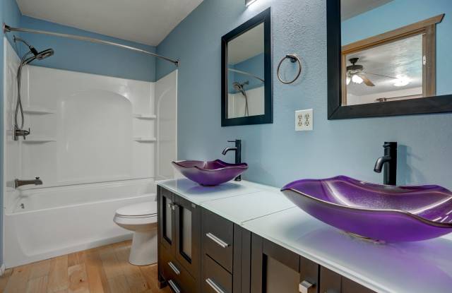 1825 Vanderhoef Lane