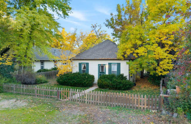 Charming house for rent, with laundry machines included and fenced yard.