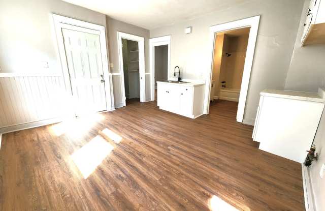 ENTEGJ - 3027-3029 N Holton Ave