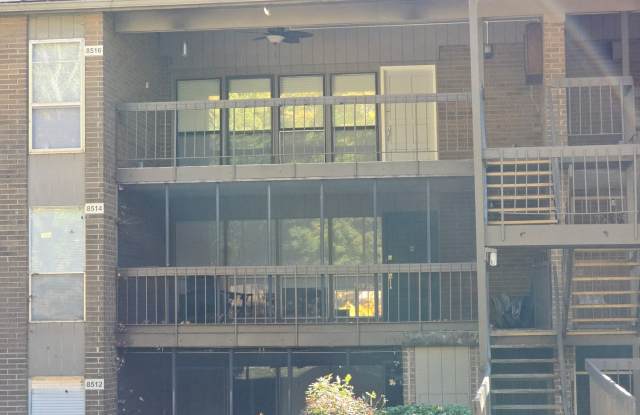 Photo of Knoxville 37923 - 2 bedroom, 2 bath condo - Contact Lisa Vineyard and Shannon Russell (865) 216-9334