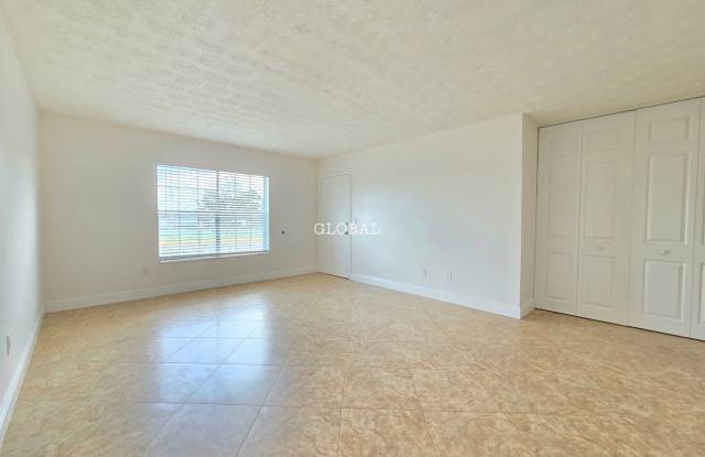 Lakefront First-Floor Condo in Camelot by the Lake, Orlando