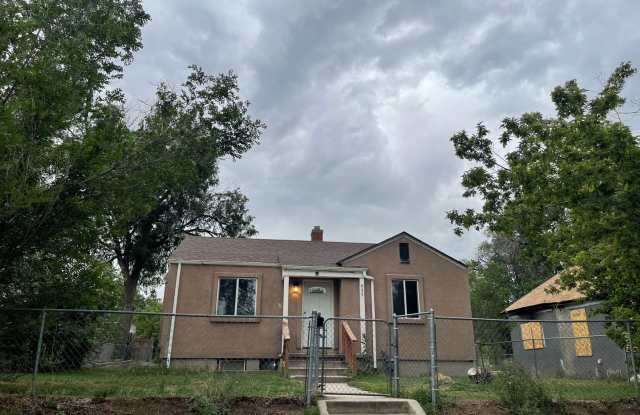 Downtown Living with a Massive Yard 3 Bed 1 Bath $1965.00