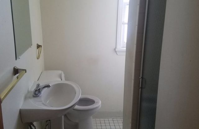 4 bedroom, 2 full bath bungalow near Cedar and Warrensville