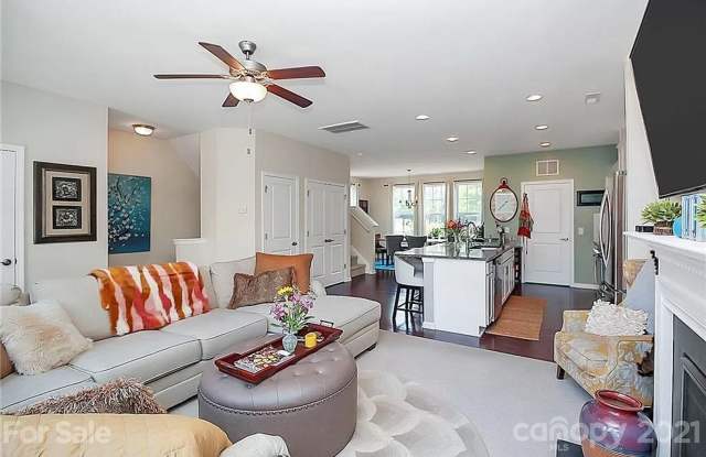 Room in 4 Bedroom Townhome at Sharon Rd W