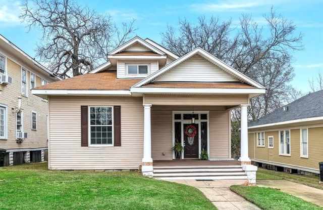 852 Dalzell Street