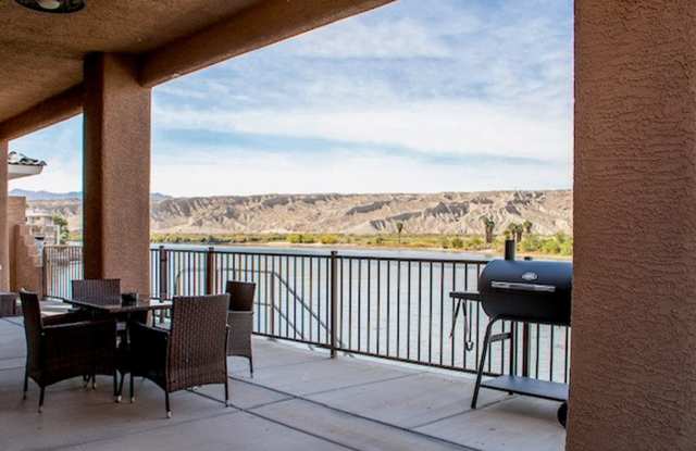 Riverfront 3 BR House w/Boat Deep Garage, Private Dock