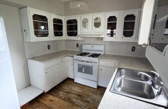 1336 S 25th Ave - 4 Bed/2 Bath in Columbus Park | Hardwood Floors, Full Appliance Package, Detached Garage