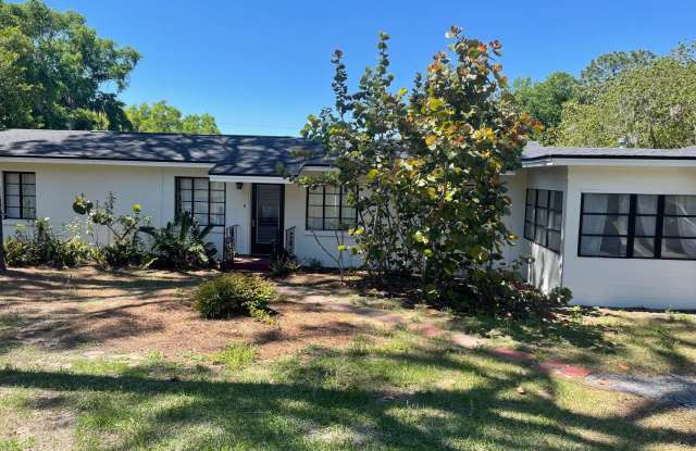 Photo of Near Downtown Mount Dora - adorable 2.2