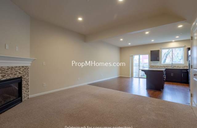 Beautiful Three Bedroom Townhome In Happy Valley - End Unit!