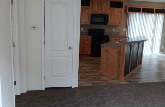 3bd/2 bath Mobile Home Available now!