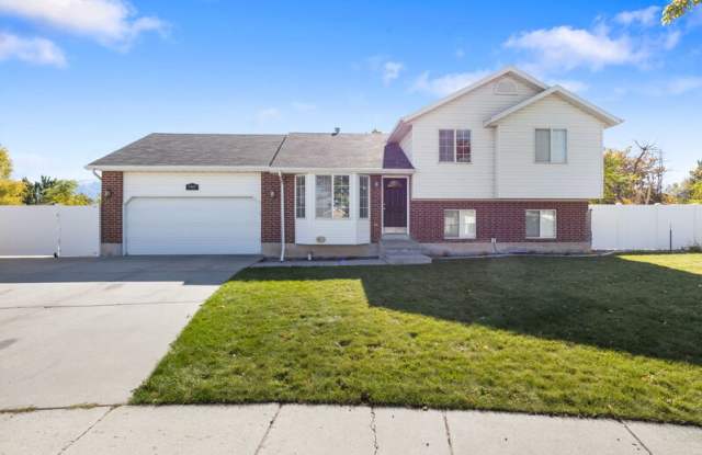 7997 Luster Pointe Circle