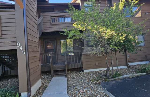 Cozy 2 Bedroom on Moorings Dr