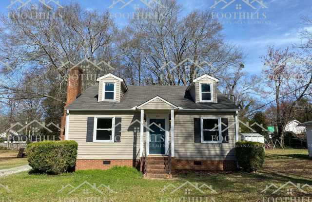 Charming 3BR/1BA Haven with Fireplace, New Appliances, and Pet-Friendly Spacious Yard at 304 Oak Dr, Anderson, SC 29625! Your Comfortable Retreat Awaits! - 304 Oak Drive, Anderson, SC 29625