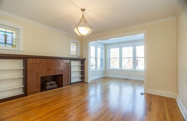 3033 W Gunnison Street