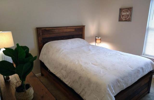 Photo of Room in 5 Bedroom Home at Venesa Cir