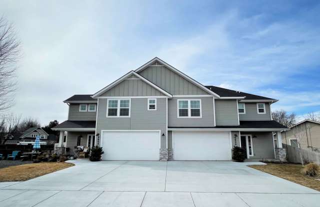 Adorable 2 bed 2 bath townhouse in Garden City