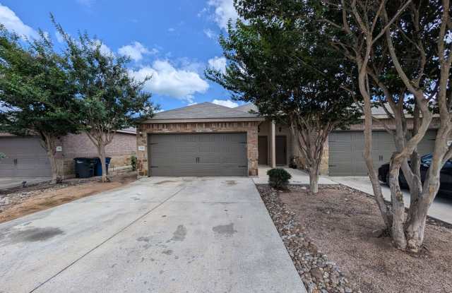 3/2/2 / Fridge & BBQ Pit Included / Stained Concrete Floors / No Carpet / Patio w Ceiling Fan / CISD