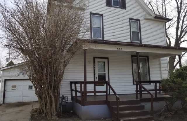 Photo of Large 4 bedroom, 2 bath home-Beautiful home with updated flooring! Casa grande de 4 dormitorios y 2 baños. ¡Hermosa casa con pisos renovados!