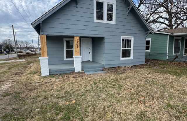 Photo of 4 bedroom/1 bath house w/storage building