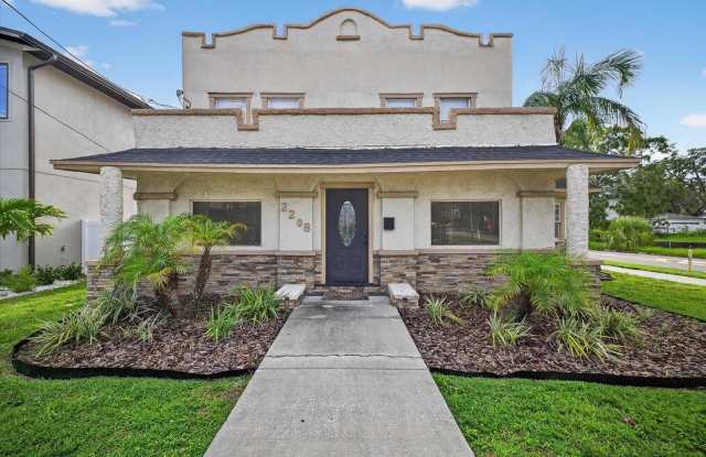 Photo of 2208 N BOULEVARD