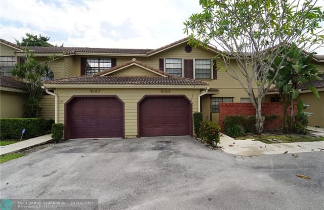 9105 Vineyard Lake Dr - 9105 Vineyard Lake Dr, Plantation, FL 33324