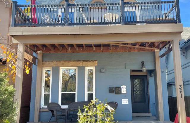 Beautiful 2 bed 1 bath in unit W/D, renovated kitchen, walkablitiy!