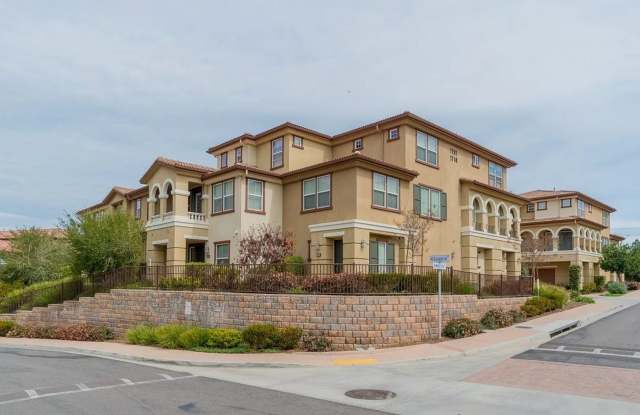 Tri-Level Townhome Located In Sky Ranch