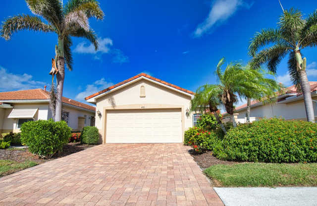 Seasonal Short-Term 2 Bed 2 Bath Single Family Home located in Venetian Golf and River Club!