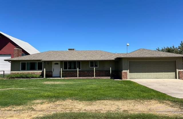2 bedroom country home in Escalon!