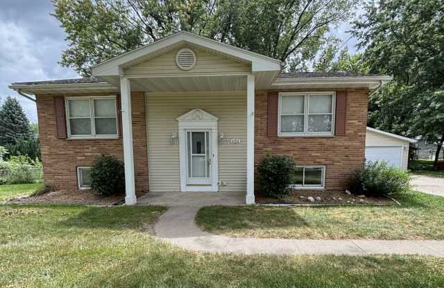 Spacious 3 bedroom, 2 bath home in Waterloo in quiet neighborhood