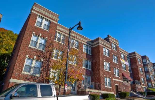 Huge 1 Bed w/ Balcony - On the Green Line