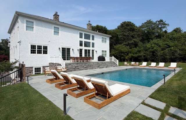 490 MONTAUK HWY