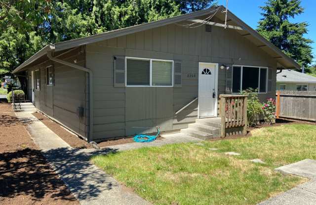 Cozy 2BD Duplex With Driveway Parking In Rose Village Neighborhood!