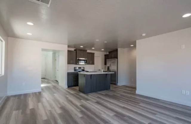 Dog-Friendly 4 Bedroom Townhome in Desert Hollows Community!