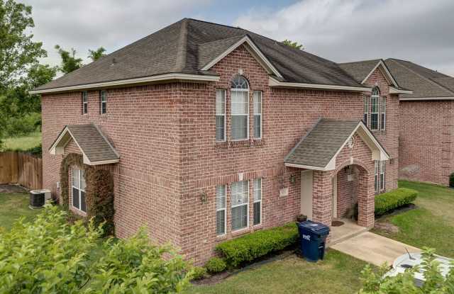 Photo of Beautiful 3 Bed, 3.5 Bath Minutes from Campus for SUBLEASE