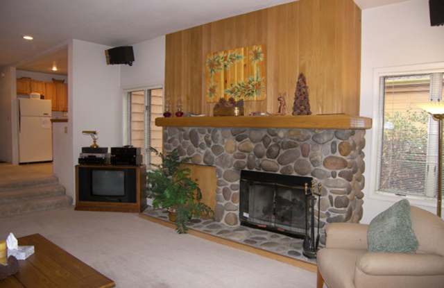 3 Bedroom Condo in McCloud w 1 Car Garage! Great Location!