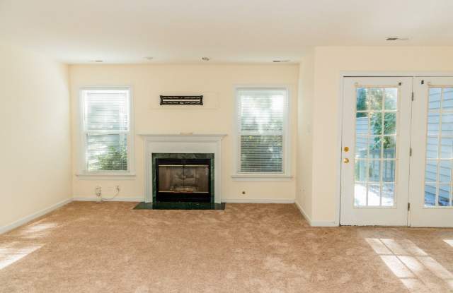 Lovely 3 bedroom, 2.5 Bathroom townhouse so close to Short Pump!!