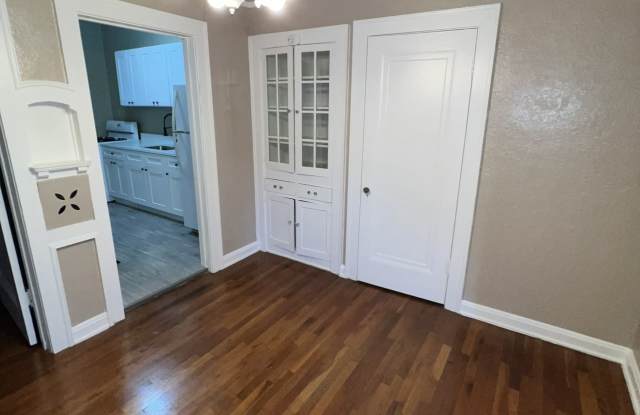 1950 West Huisache Avenue