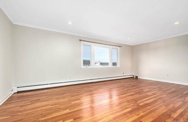 222 Gainsborg Avenue E