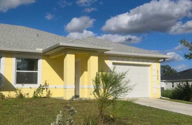 LARGE 3/2/1 -Duplex, prime Location-Lehigh Acres