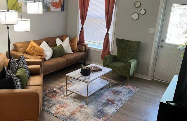 Charming 2BR Townhome in Dayton