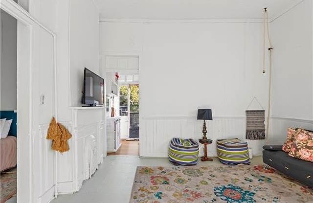 1033 N DERBIGNY Street