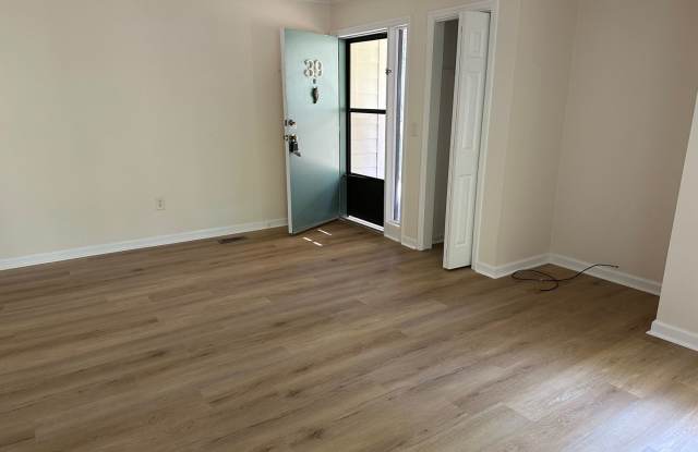 First Floor Forest Gardens - Walk to Beach!