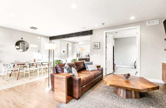 Beautiful 4 bedroom 3 bathroom property in Jefferson Park Denver