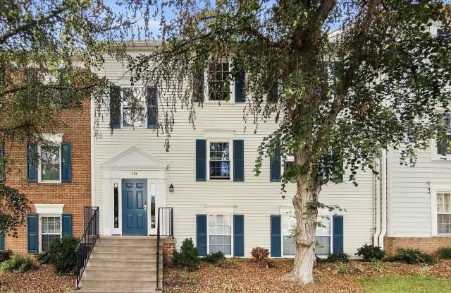 Charming Top-Level 2BR/2BA Condo in the Heart of Leesburg