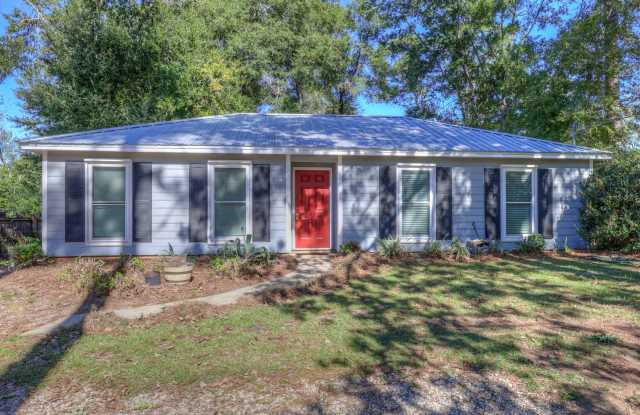 3 bedroom, 2 bathroom in Fairhope!