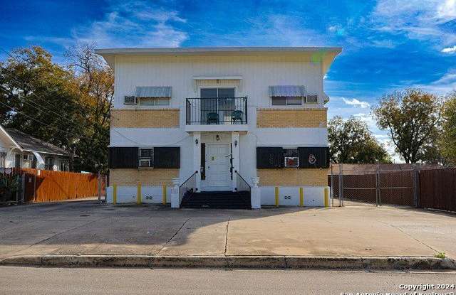 Photo of 912 W RUSSELL PL
