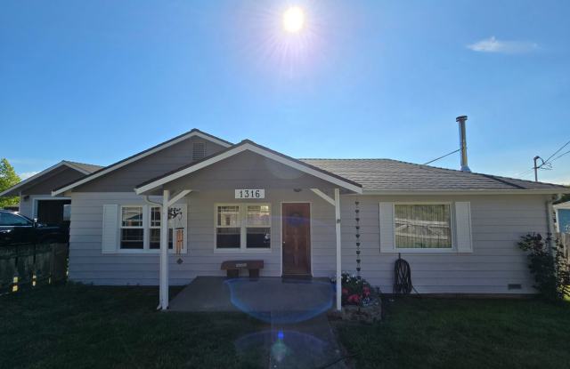 3BD/2BA Fortuna home with over 850 SqFt of garage space!