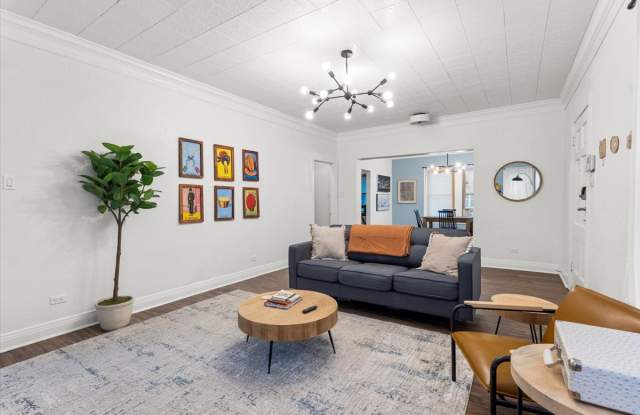 2050 W Mistletoe Ave